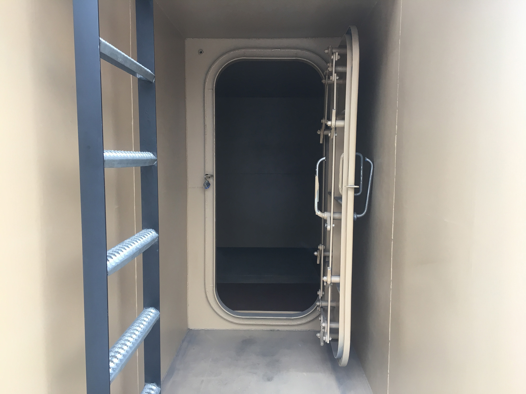 atlas-shelter-set230625-door-open-ladder-43
